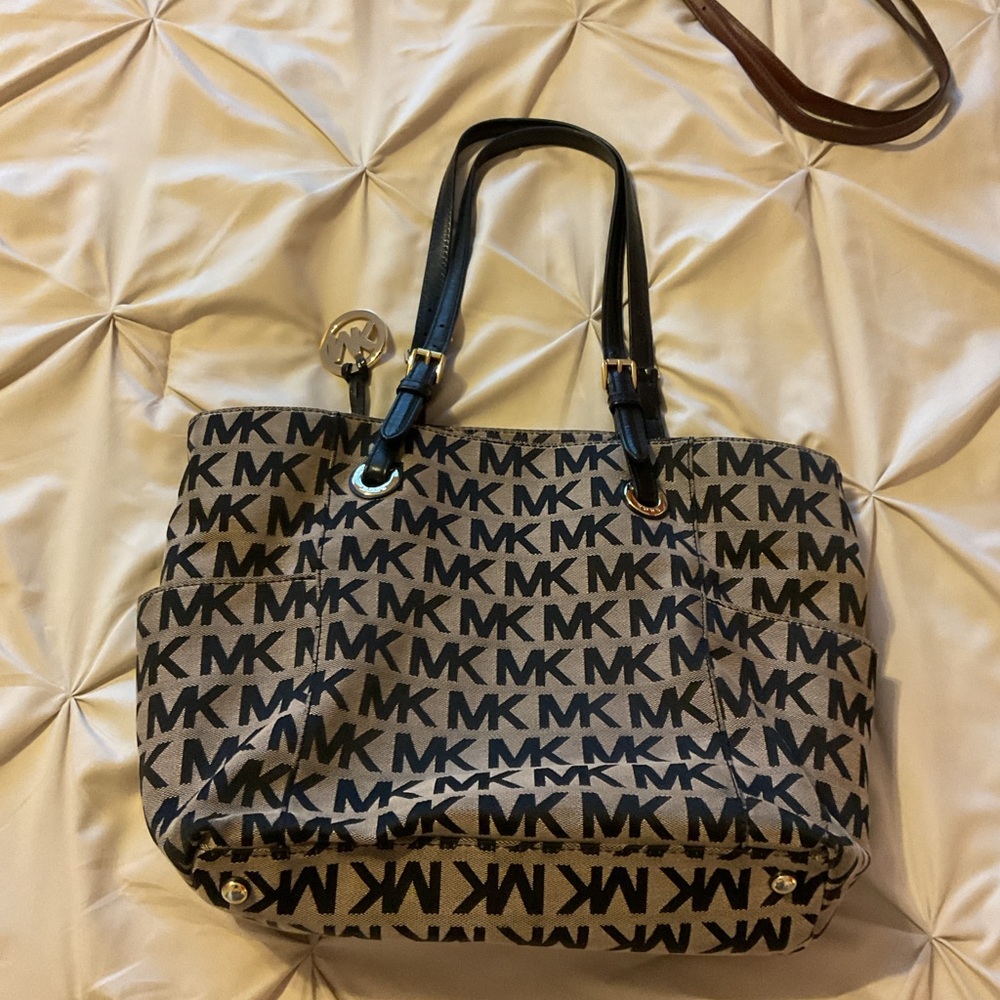 Michael Kors Signature Initials Purse - Picture 2 of 3